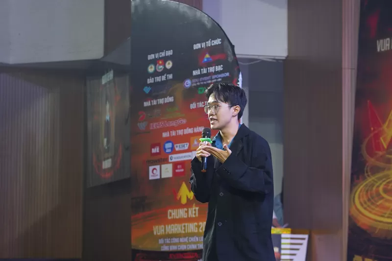 Thí sinh tại Chung kết Cuộc thi Vua Marketing (KOM) 2025