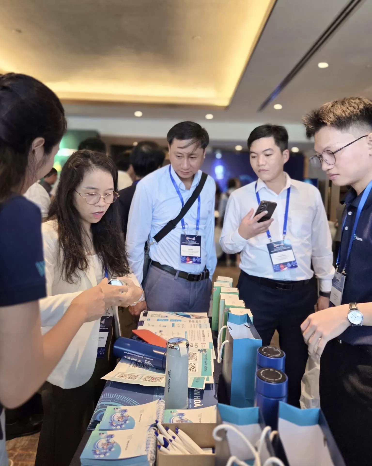 Kh&aacute;ch tham quan hội nghị t&igrave;m hiểu về dịch vụ AI  & AI ChatbotLandingpage 