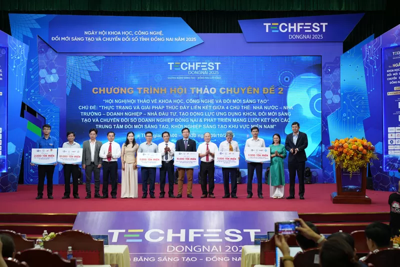 Web4s tham gia Techfest Đồng Nai 2025 và trao tặng 3.000 tên miền .VN